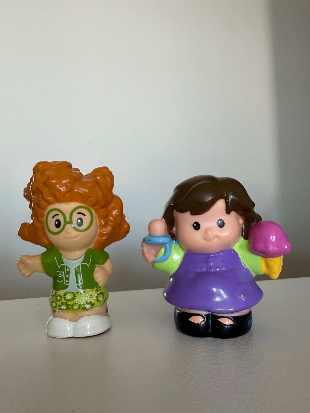 Fisher Price Little People 2008 Pregnant Mom Holding Paci and Icecream and Sofia